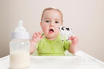 妈妈使用婴儿奶瓶消毒器