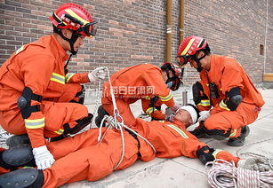 救援人员正在现场进行紧急救援