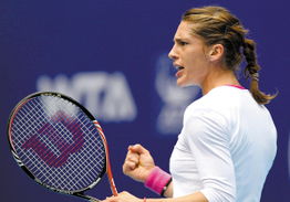 佩特科维奇在场边指挥比赛