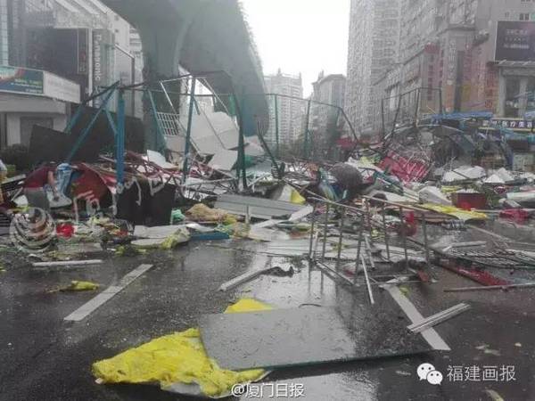 台风登陆时的街道