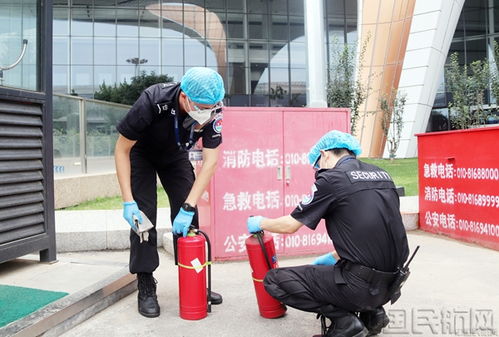 机场安保人员正在执行安检任务