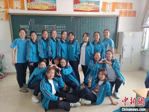 内蒙古草原上的学生合影