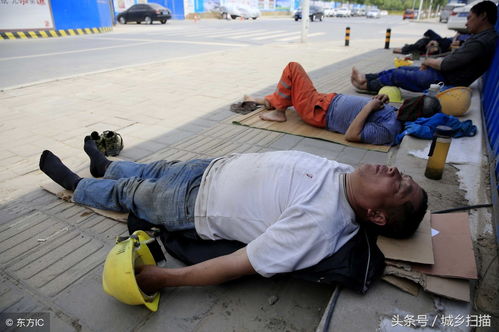 民工在宿舍用手机写作