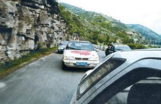 两辆车在狭窄山路对峙