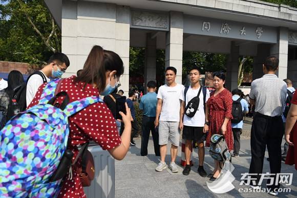 大学新生站在校门口合影