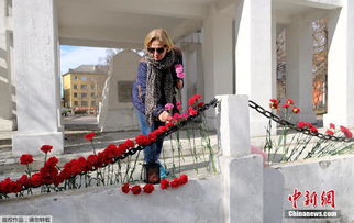 民众在机场献花悼念遇难者