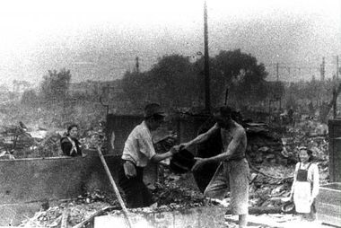 伊朗民众在空袭废墟中寻找亲人