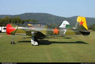 机场停机坪上的军用飞机