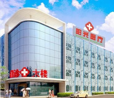 医院门口阳光洒落场景