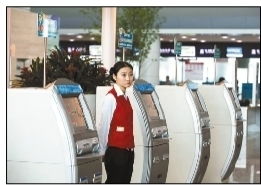 机场大厅显示航班延误信息的大屏幕