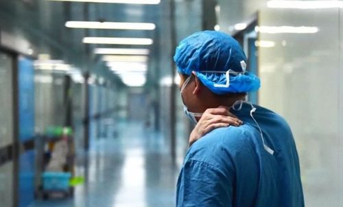 实习医生坠亡引震动，举报材料或牵连多名医生？真相扑朔迷离