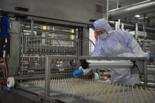 中国钢铁厂工人正在操作设备