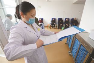 医生在办公室翻阅大量文件