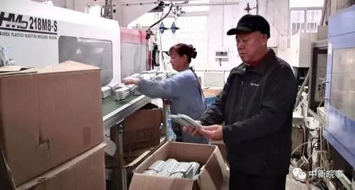 民营企业家在工厂内检查产品出口包装