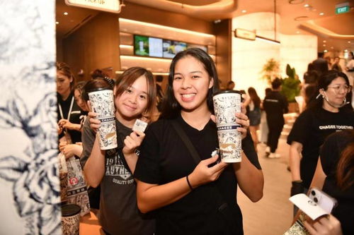 孙燕姿在霸王茶姬门店前微笑拍照