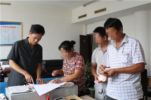 医疗事故受害者家属在法院外等待