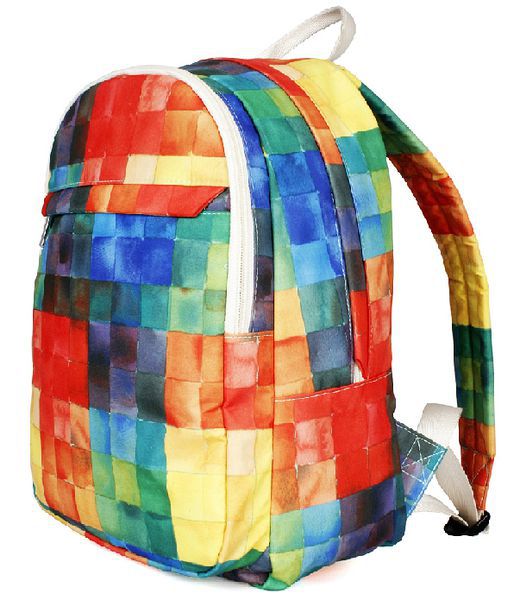 Labubu书包与街头风格搭配图