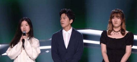 单依纯在录音棚认真工作的画面