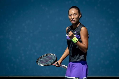 郑钦文在健身房训练