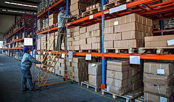 电商仓库中打包发货的工作人员