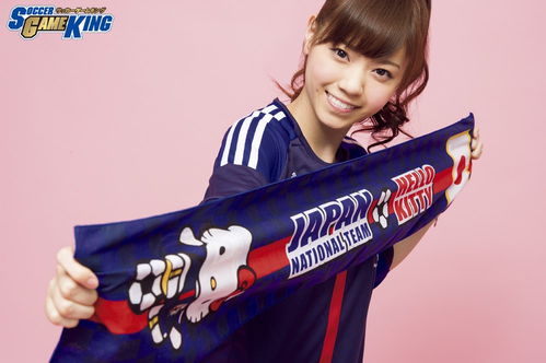 女生笑容灿烂地展示签名球衣