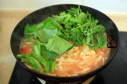 图片内容：农村饭桌上的一碗热腾腾的手擀面