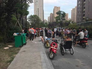 小区居民低头走过事故现场