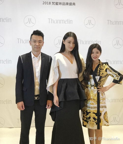 多位明星合影留念的场景