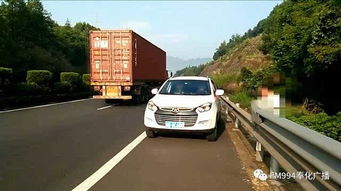 一辆白色SUV在山路逆行