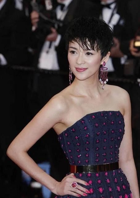 章子怡公开夸赞赵丽颖短发造型，网友：姐俩都太飒了！