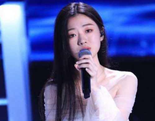 单依纯直播中深情演唱画面