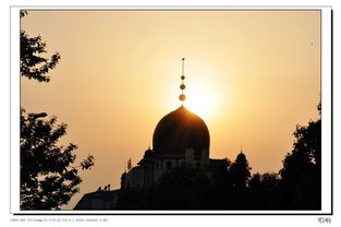 夕阳下清真寺红旗随风飘扬