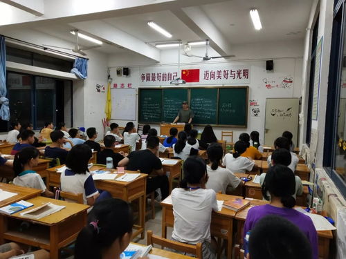 李小梅在学校教室里认真学习