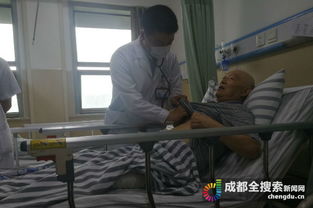 医院内大爷接受治疗的照片