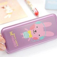 小学生正在使用彩色文具盒中的笔和尺子