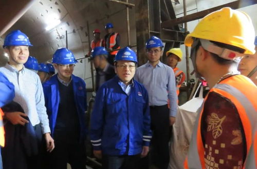 联合调查组人员进入血站现场