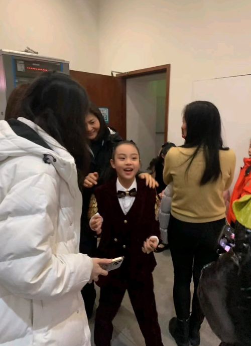 后台工作人员为艺人递水