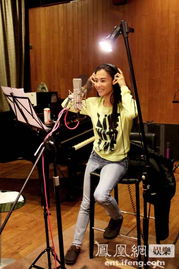 GAI在录音棚认真制作新歌的画面