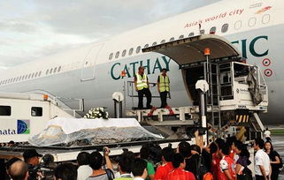 人们在机场为遇难者默哀