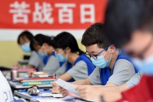 高考后学生与家长一起讨论志愿填报