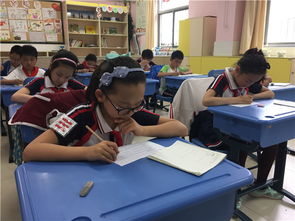 高考学生认真答题场景