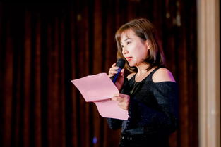 卫兰在后台接受采访的照片