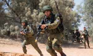 伊朗核设施与军事演习场景