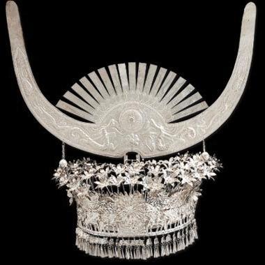 苗族传统银饰手工艺品特写