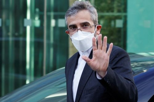 美伊谈判代表握手瞬间