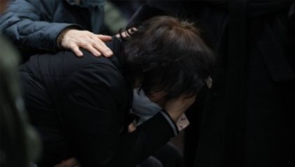 遇难者家属聚集机场大厅