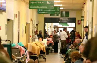 夜晚医院门口静默站立的人群