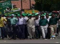 人们手持和平标语在街头集会呼吁停止战争