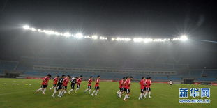 中国男足在训练场上积极备战