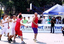 激烈对抗中的街球比赛现场